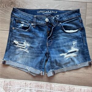 American Eagle distressed Jean shorts size 6
EUC